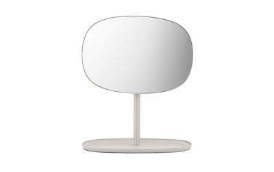 Weißer Normann Copenhagen Flip Spiegel mit ovalem Spiegelglas und Ablagefläche.